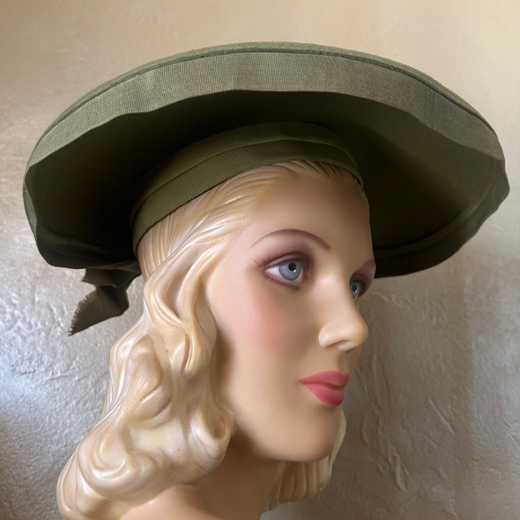 DELIGHTFUL 1940s\' SAGE GREEN FELT WIDE BRIM HAT WITH GROSGRAIN EDGING + BOW main image 9